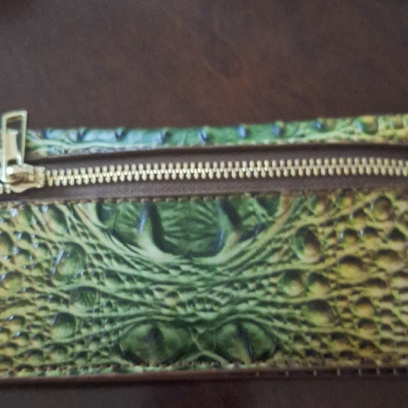 Elegant Green Embossed Wallet - Picture 2 of 4